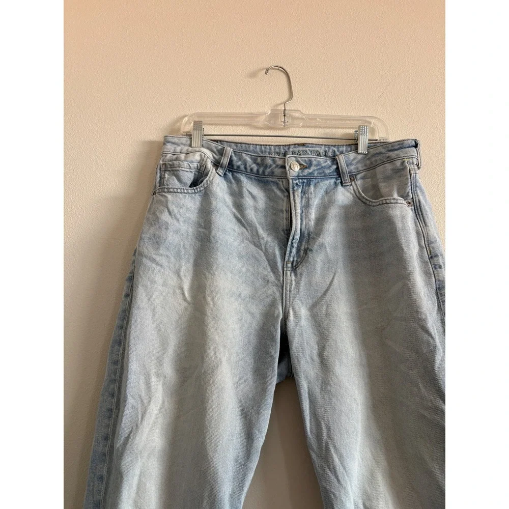 Women's American Eagle Women Light Wash High Waisted Mom Jeans Raw Hem 14 Short